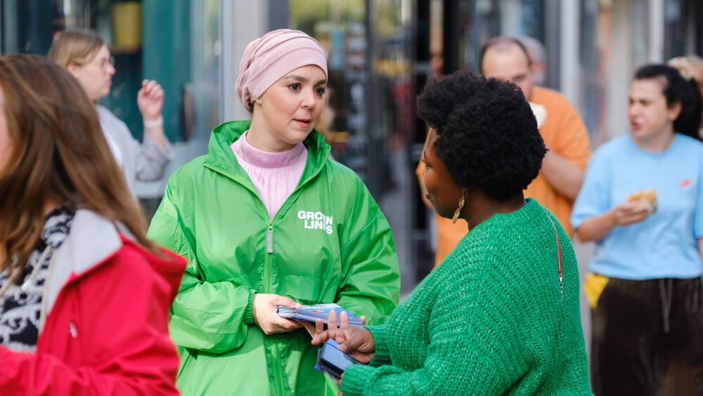 Esmah In gesprek in Tilburg met een voorbijganger.