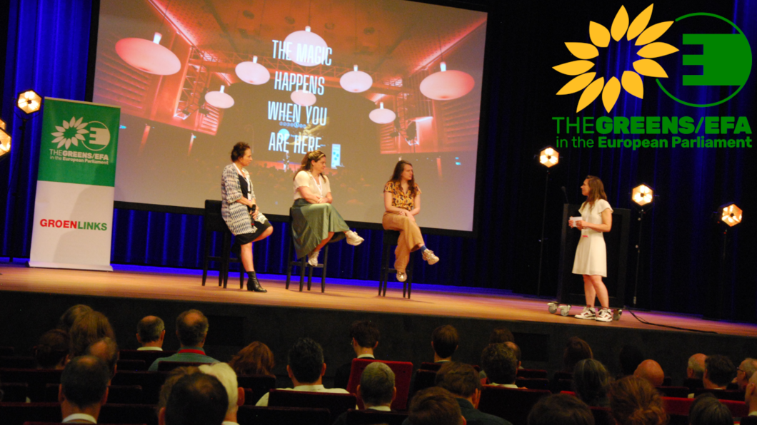 Foto van Summit 2025 met op het podium Kim van Sparrentak, Barbara Kathmann, Marleen Stikker, en dagvoorzitter Piek Knijff
