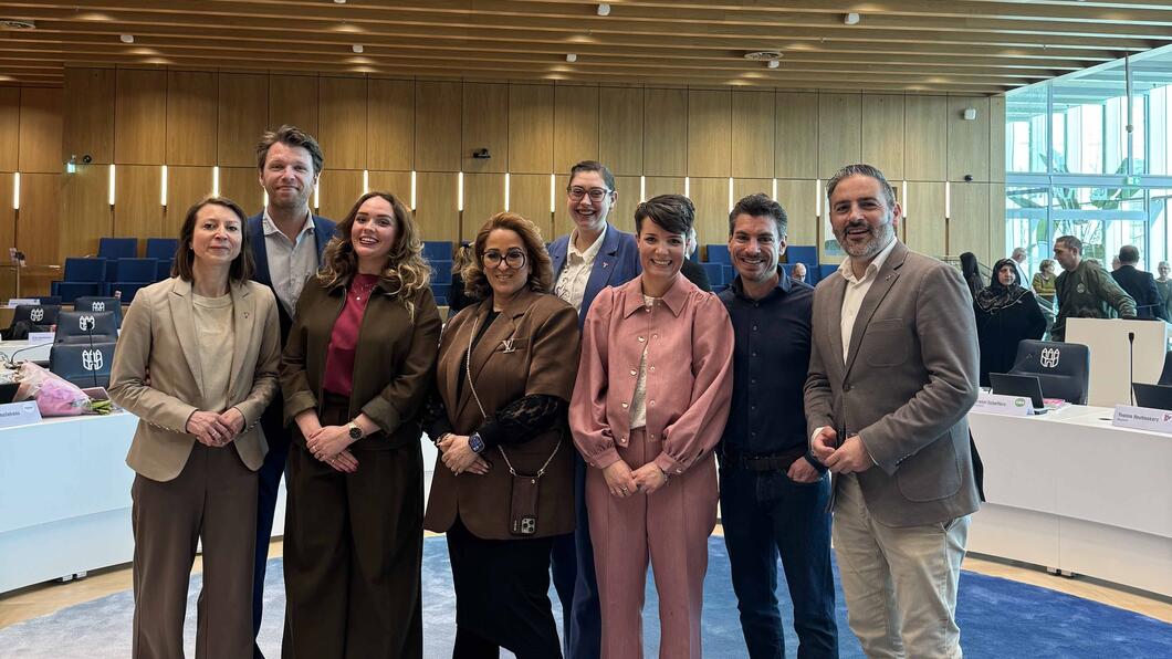 Nieuwe fractieleden in raadszaal na installatie