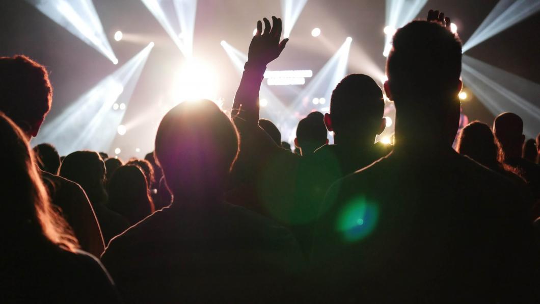 concert-crowd-hand-952422.jpg