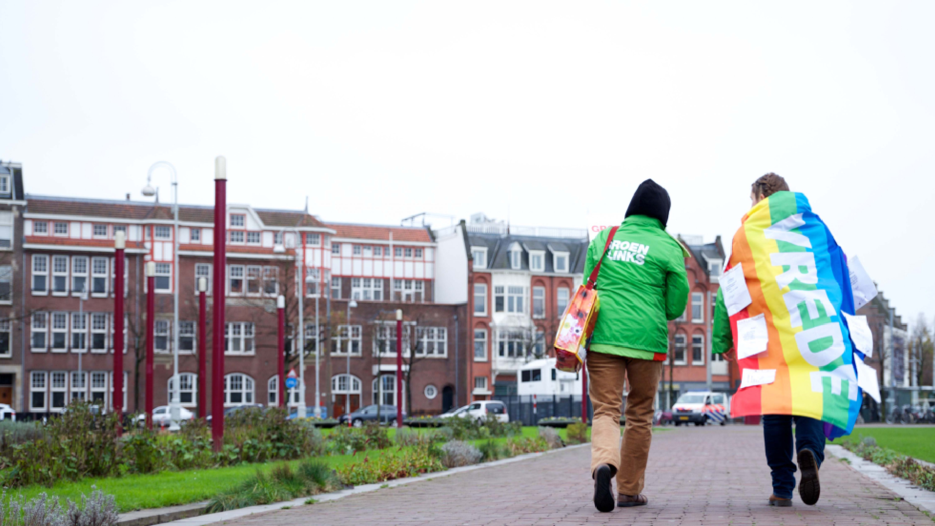 groenlinks huis-aan-huis op de rug met pride vlag