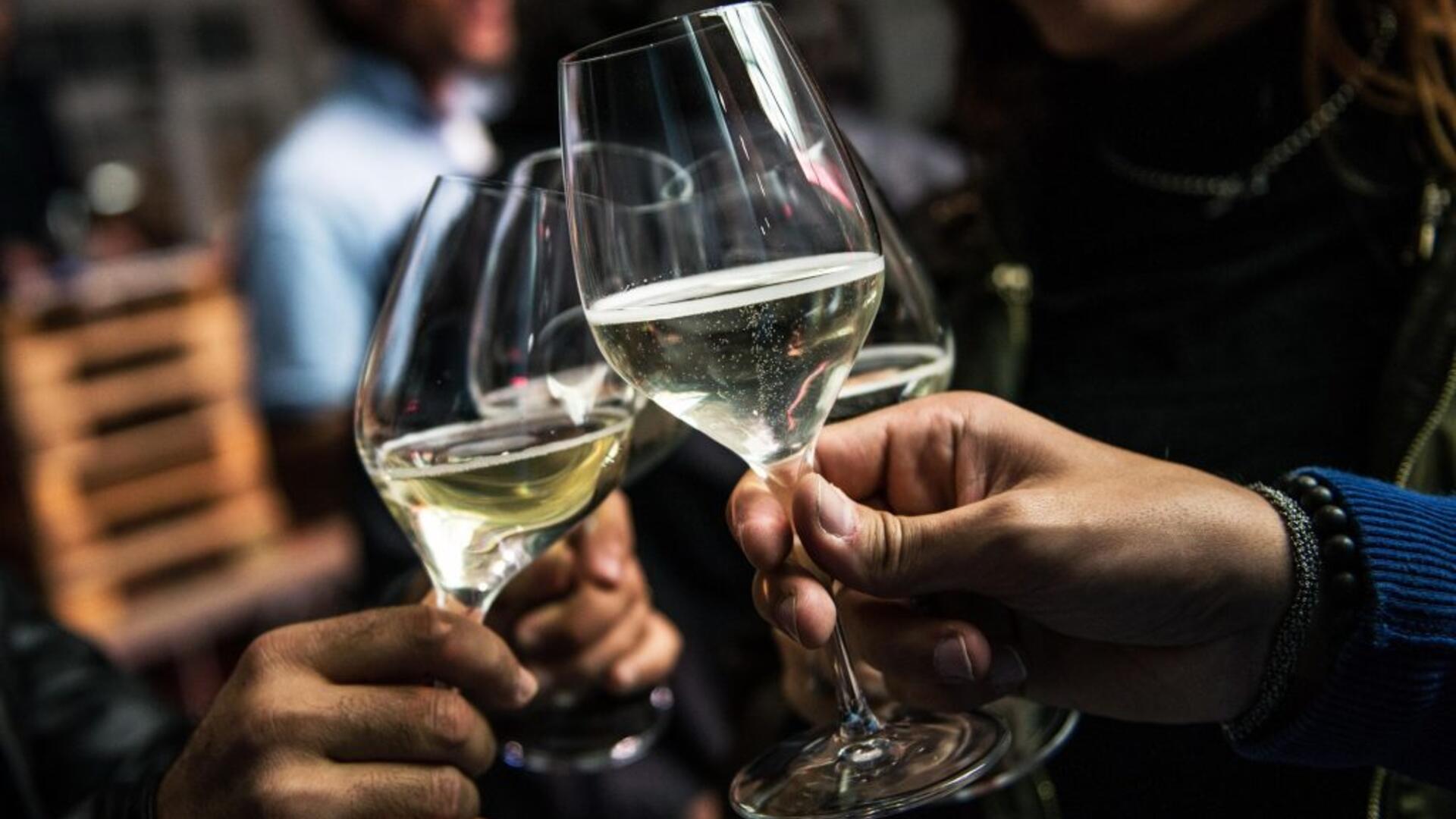 foto van een toast met bubbelwijn