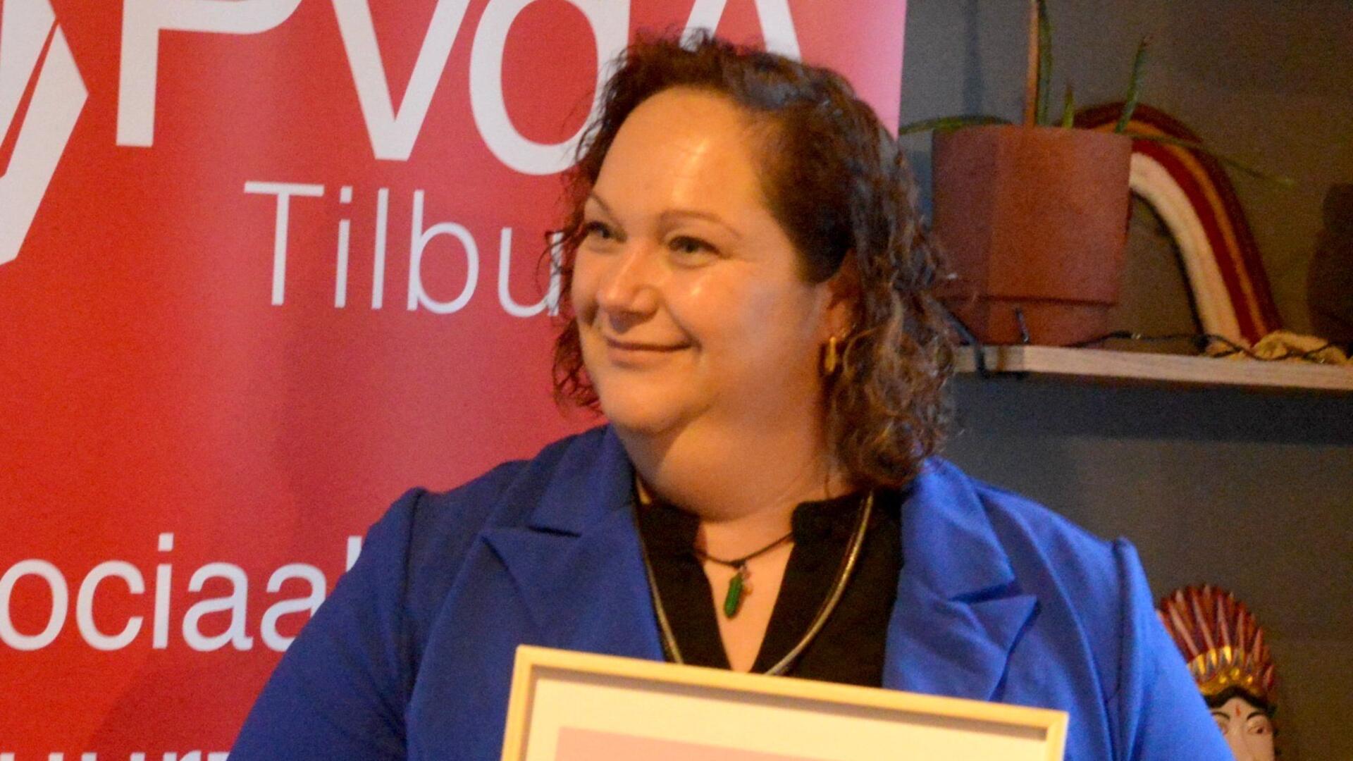 winnares van de Solidariteitsprijs 2026 Ilse Haneveer met de oorkonde